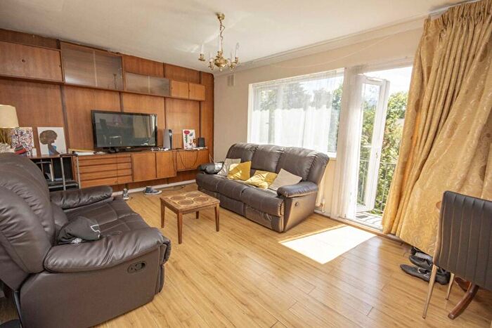 3 Bedroom Flat To Rent In Manor Hall Drive, London, NW4