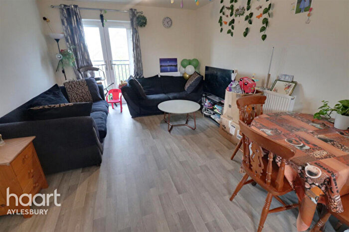2 Bedroom Apartment To Rent In Bellingham Way, Aylesbury, HP22