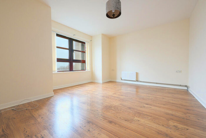 2 Bedroom Flat To Rent In Wellpark Court, Greenock, PA15