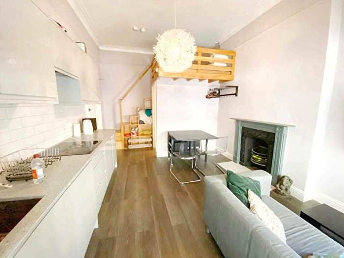 Studio To Rent In Oriental Place, Brighton, BN1
