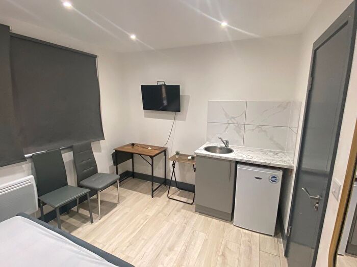 Studio To Rent In Fawns Manor Road, Feltham, TW14