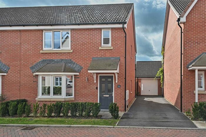 3 Bedroom Semi-Detached House For Sale In Braeside Close, Devizes, SN10