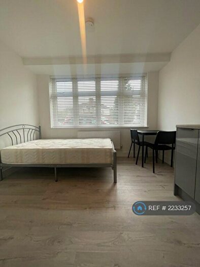 Studio To Rent In Queensland Avenue, London, N18