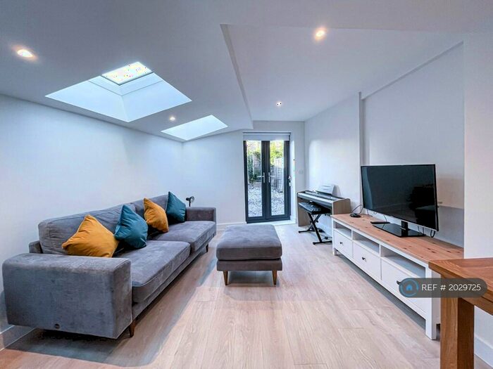 2 Bedroom Flat To Rent In Champion Crescent, London, SE26