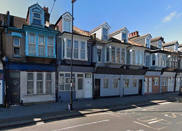 2 Bedroom Apartment For Sale In Garden Flat, Lower Addiscombe Road, Croydon, Surrey, CR0