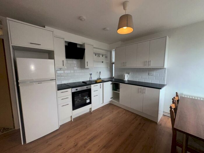 2 Bedroom Apartment To Rent In Christchurch Avenue, London, N12