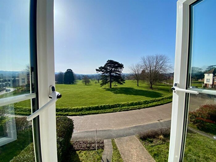 4 Bedroom End Terrace House For Sale In Oak Tree Drive, Guildford, GU1