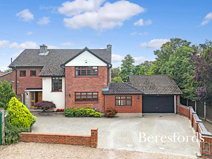 4 Bedroom Detached House For Sale In Gidea Close, Gidea Park, RM2