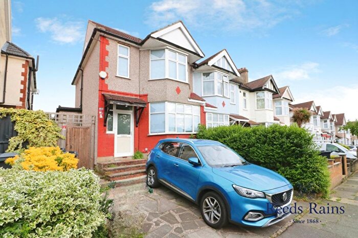 4 Bedroom End Of Terrace House For Sale In Crownhill Road, Woodford Green, IG8