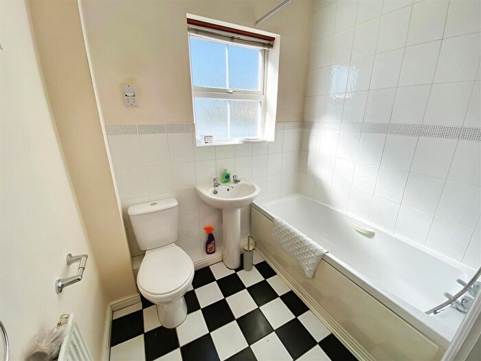 2 Bedroom Coach House To Rent In Clarkson Close, Nuneaton, CV11