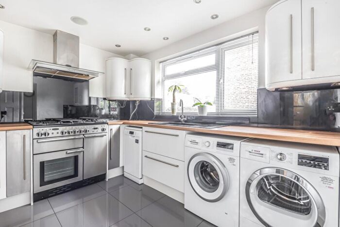 2 Bedroom Flat To Rent In Orchard Road, Bromley, Kent, BR1