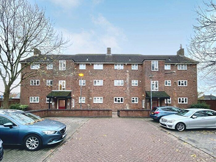 1 Bedroom Flat To Rent In Faymore Gardens, South Ockendon, RM15