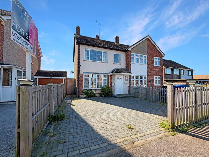 3 Bedroom Semi-Detached House For Sale In Hillcrest Road, Horndon-on-the-Hill, SS17