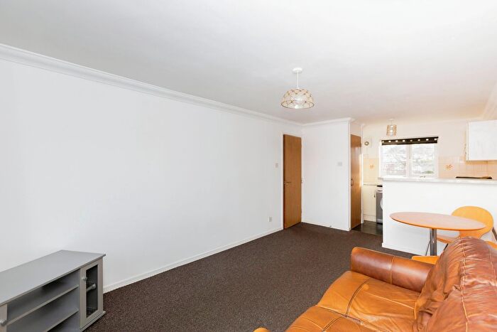 1 Bedroom Flat For Sale In Eastern Avenue, Ilford, Essex, IG2