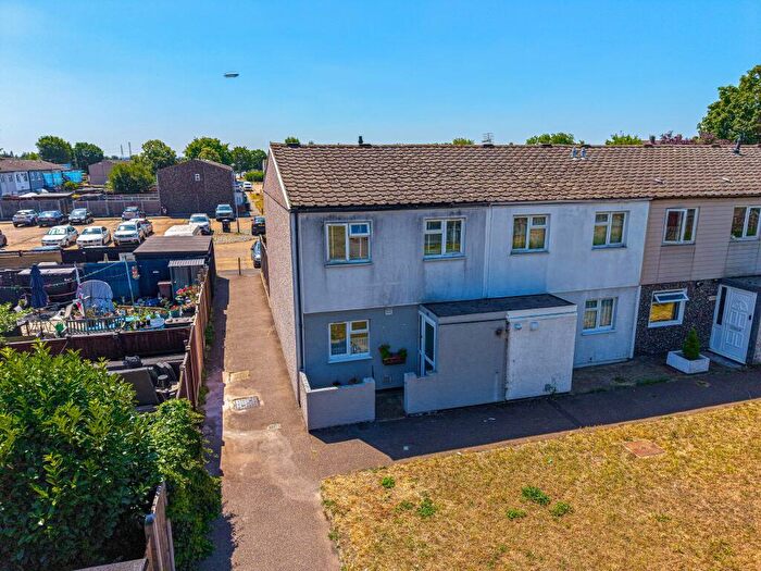 3 Bedroom Semi-Detached House For Sale In Foxglove Road, South Ockendon, RM15