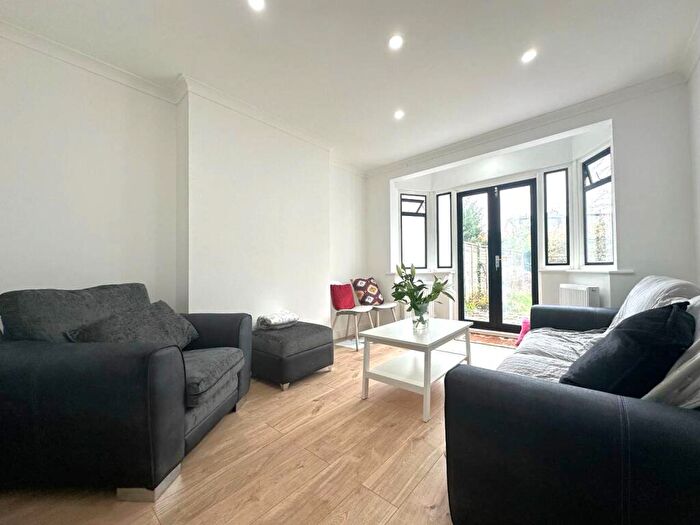 4 Bedroom Semi Detached House To Rent In Glebe Gardens New Malden, KT3