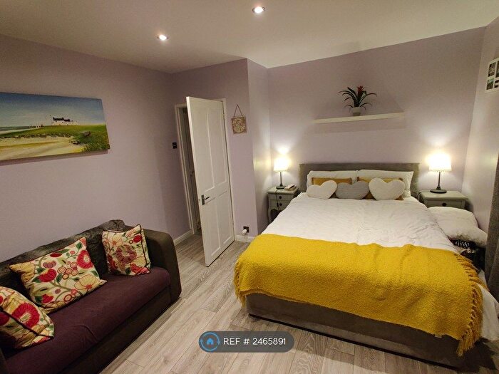 Studio To Rent In Bushey Court, London, SW20