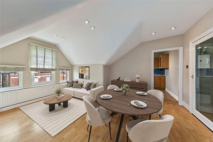 2 Bedroom Flat For Sale In St Stephens Gardens, St Margarets, TW1