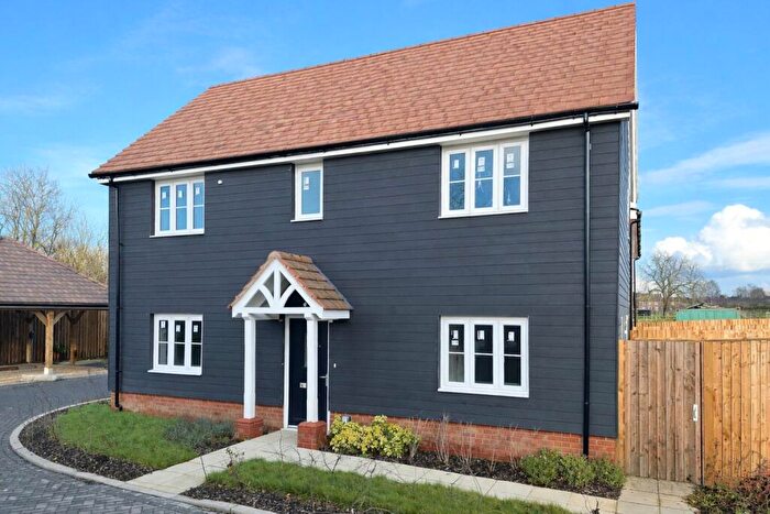 3 Bedroom Detached House For Sale In Fuggle Hop Close, Tongham, Farnham, Surrey, GU10