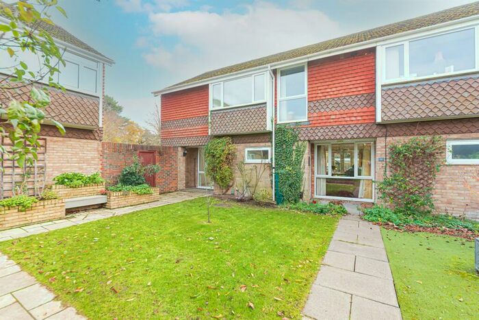 3 Bedroom End Of Terrace House To Rent In Highfield Close, Wokingham, RG40