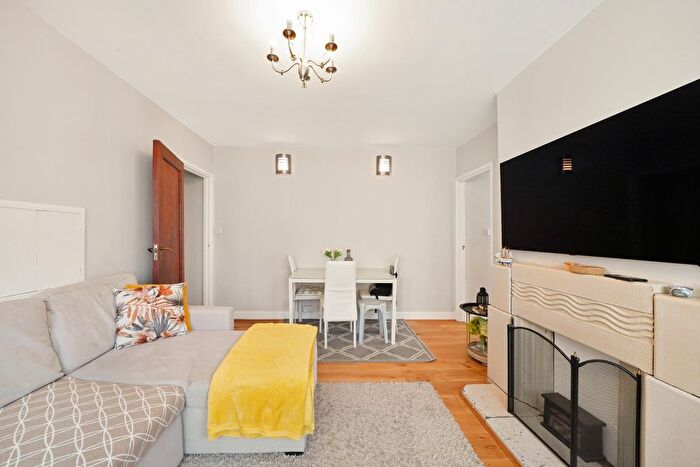 2 Bedroom Flat For Sale In Chiswick Village, London, W4