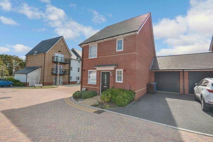 3 Bedroom Link Detached House To Rent In Addington Close, Stanford-Le-Hope, SS17