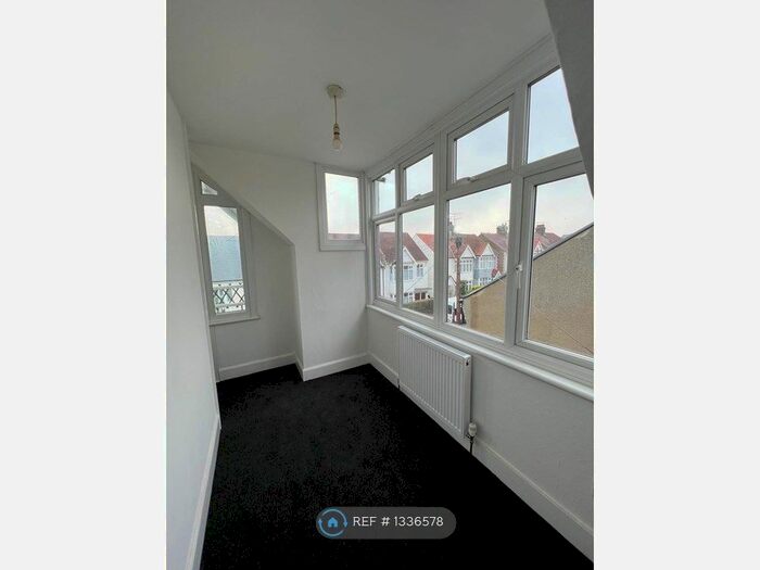 1 Bedroom Flat To Rent In Westbourne Grove, Westcliff-On-Sea, SS0