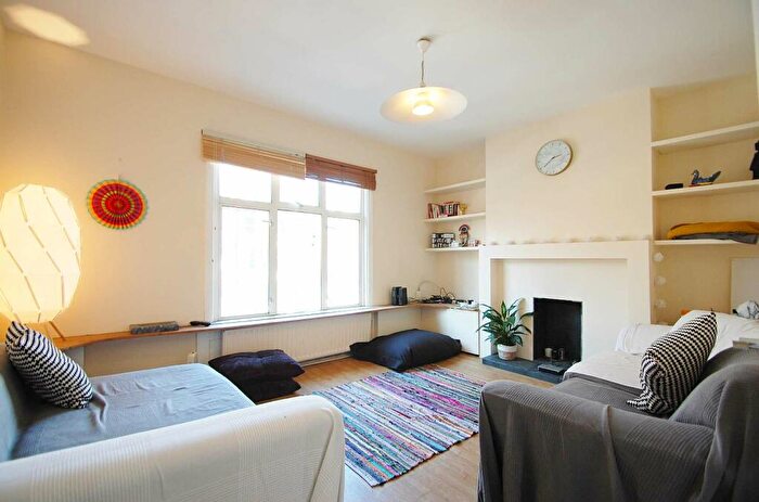 4 Bedroom Flat To Rent In Battersea Rise, Battersea, London, SW11