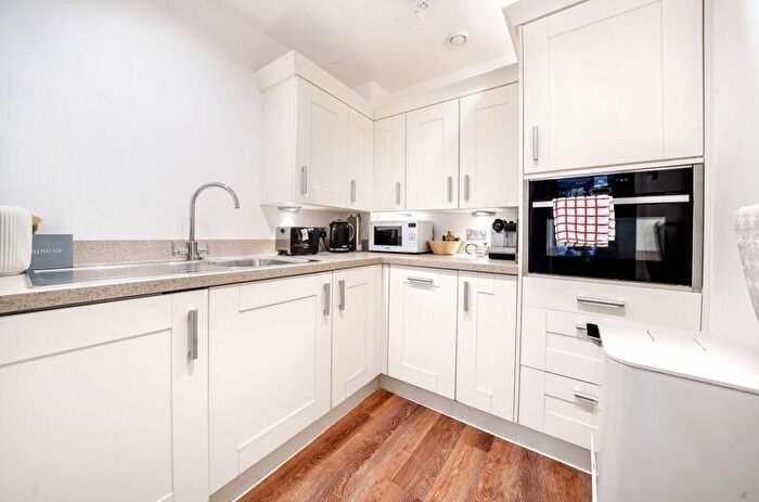 1 Bedroom Apartment For Sale In Hampshire Lakes, Oakleigh Square, Yateley Retirement Property, GU46