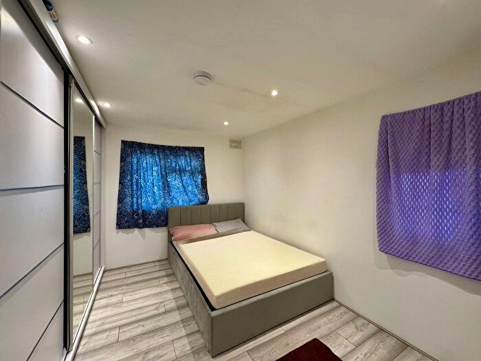 Studio To Rent In Blockley Road, Wembley, HA0