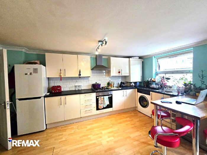 3 Bedroom Flat To Rent In Oak Crescent, London, E16