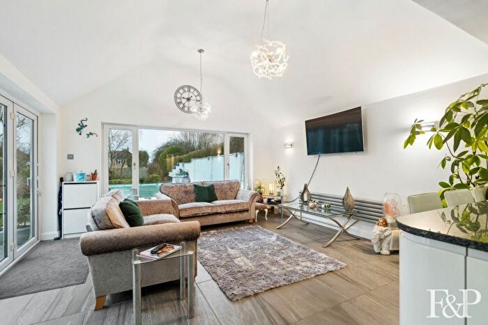 5 Bedroom Detached House For Sale In Pinkneys Road, Maidenhead, SL6