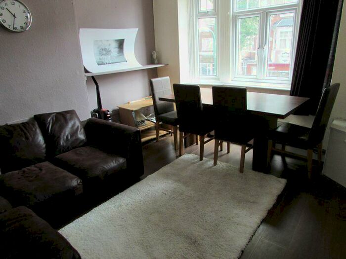 2 Bedroom Flat To Rent In Lenton Boulevard, Nottingham, NG7