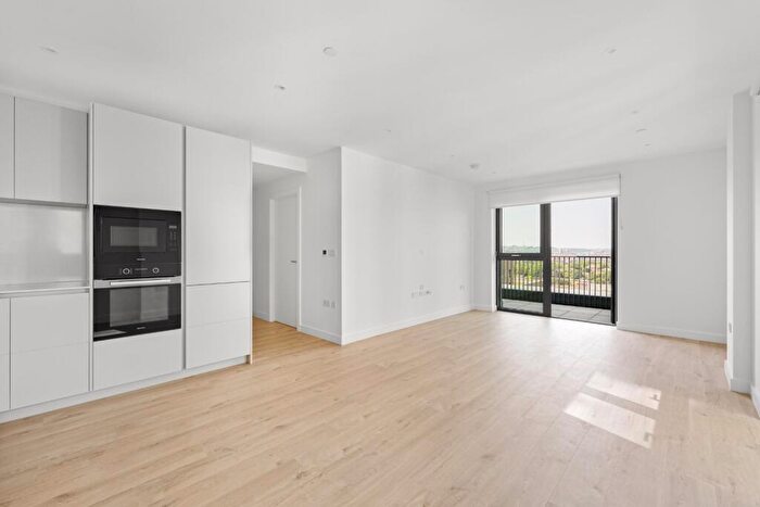 2 Bedroom Flat To Rent In Darter House, Anax Street, N4