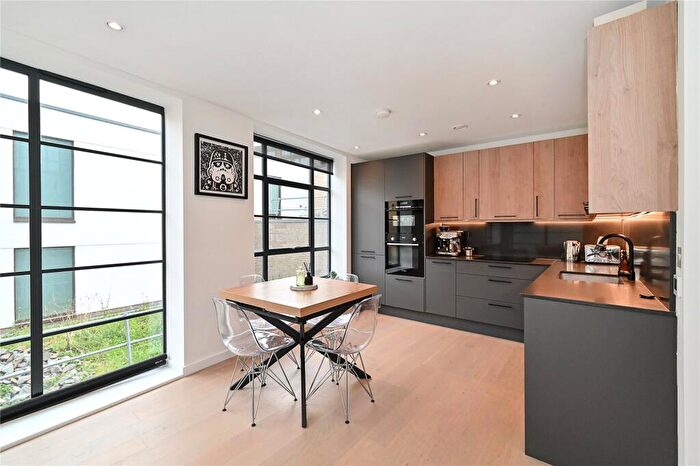 2 Bedroom Flat For Sale In Osborn Street, London, E1