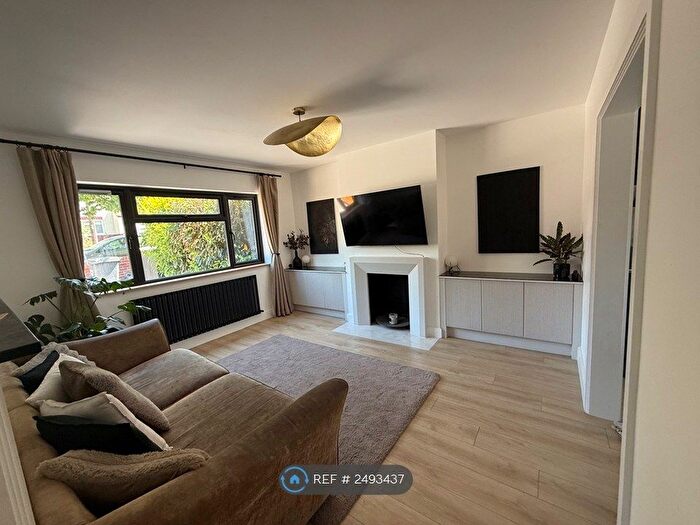 4 Bedroom Semi-Detached House To Rent In Bassetts Way, Orpington, BR6