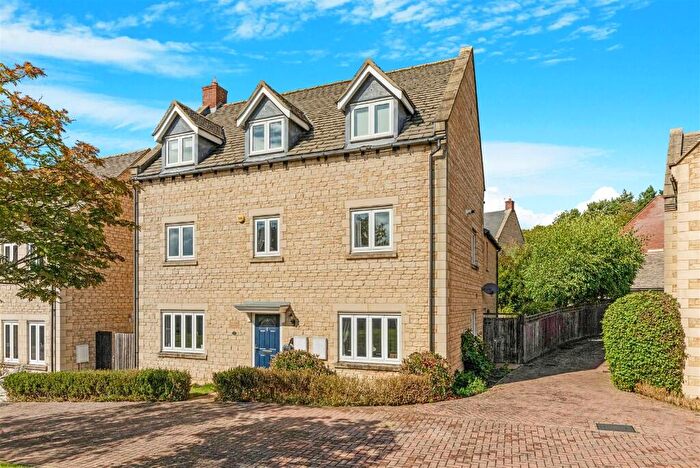 6 Bedroom Detached House For Sale In The Paddocks, Stanion, NN14