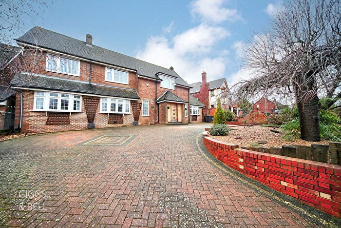 4 Bedroom Detached House For Sale In Old Bedford Road, Luton, Bedfordshire, LU2