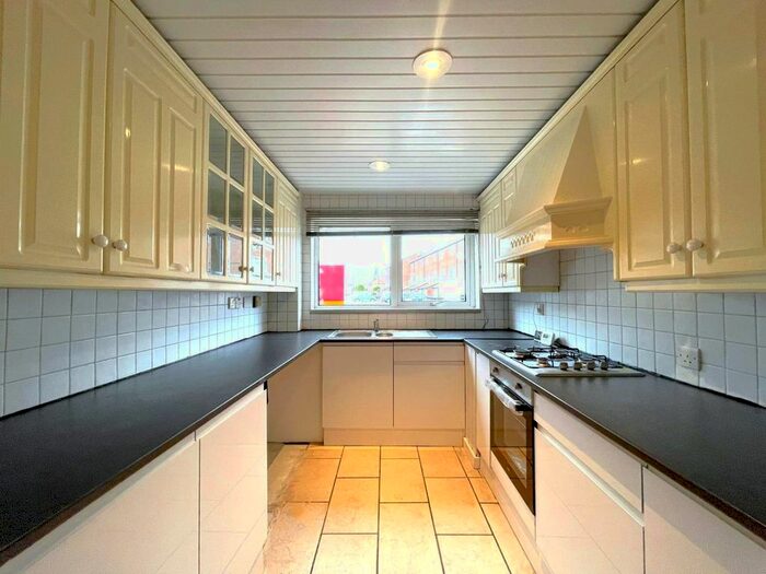 4 Bedroom Property To Rent In Burncroft Avenue, Enfield, EN3