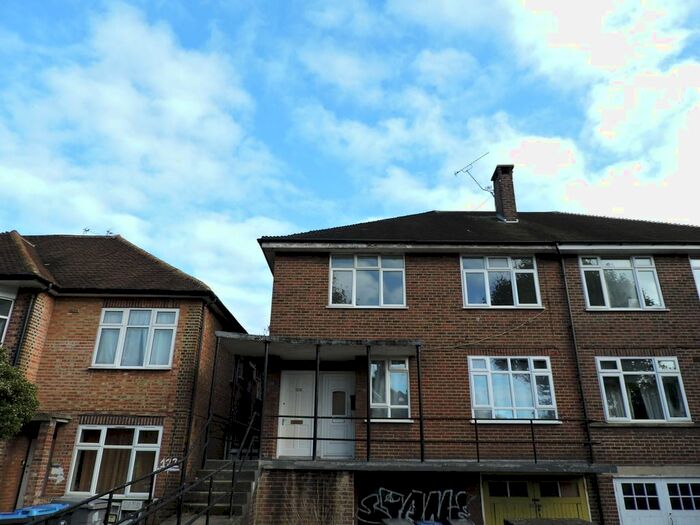 3 Bedroom Flat To Rent In Walm Lane, Willesden Green, London, NW2