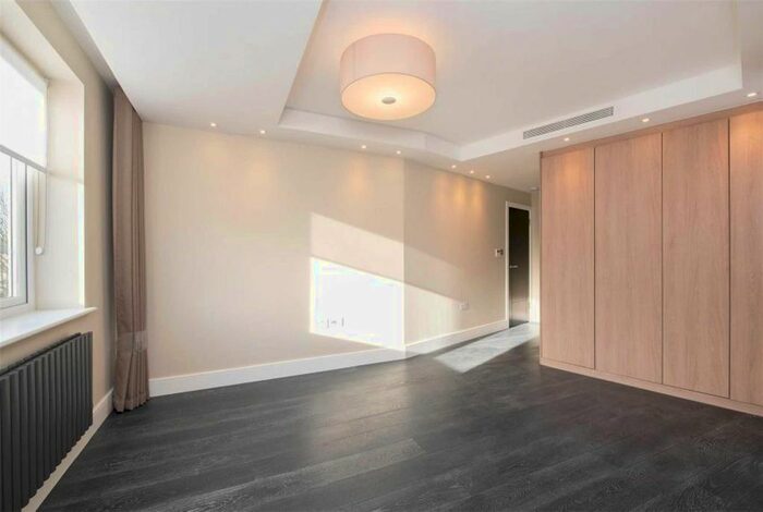 3 Bedroom Flat To Rent In Woodlands, Golders Green, London, NW11