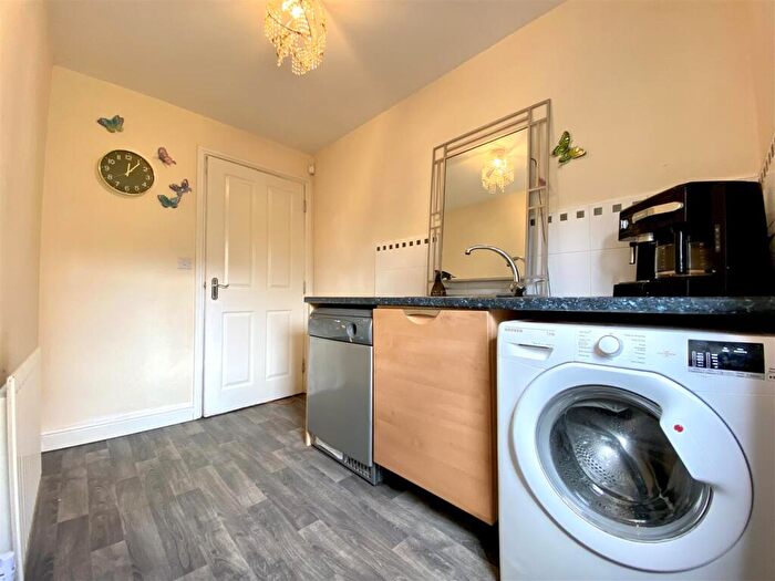 3 Bedroom Town House For Sale In Dale View, Longwood, Huddersfield, HD3