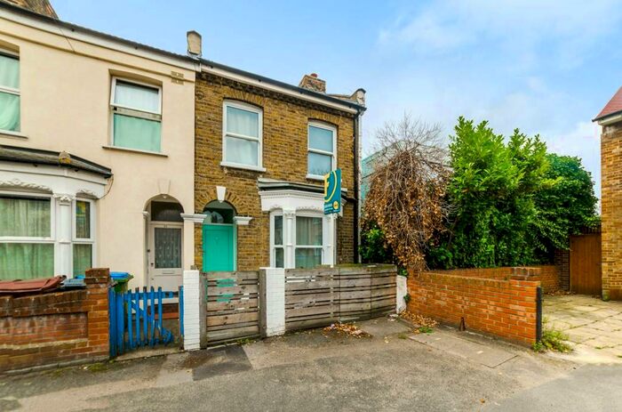 3 Bedroom End Of Terrace House To Rent In Amethyst Road, Stratford, London, E15