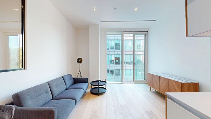 1 Bedroom Flat To Rent In Great West Road, Brentford, TW8