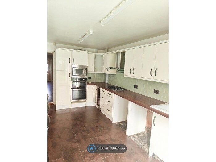 3 Bedroom Terraced House To Rent In Cloughfield Avenue, Salford, M5