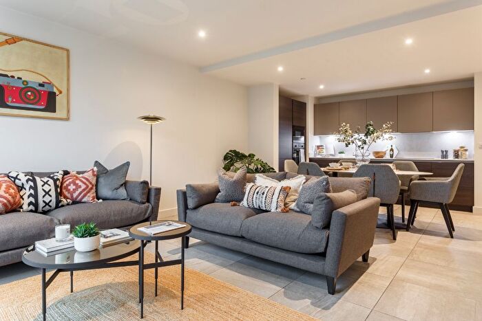 3 Bedroom Flat To Rent In Rochdale Road, Manchester, M4