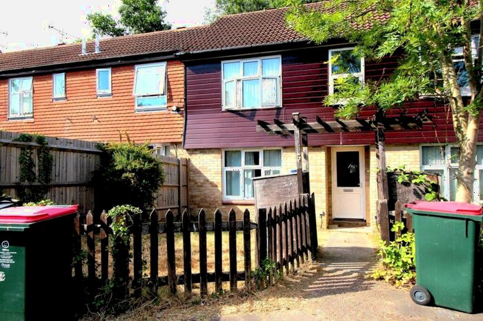 Flat To Rent In Southgate, RH11