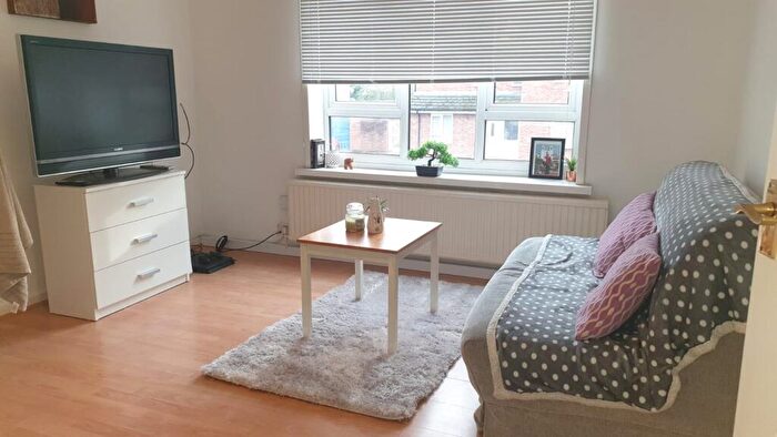 1 Bedroom Flat To Rent In Bed Flat - Available Now!, LN5
