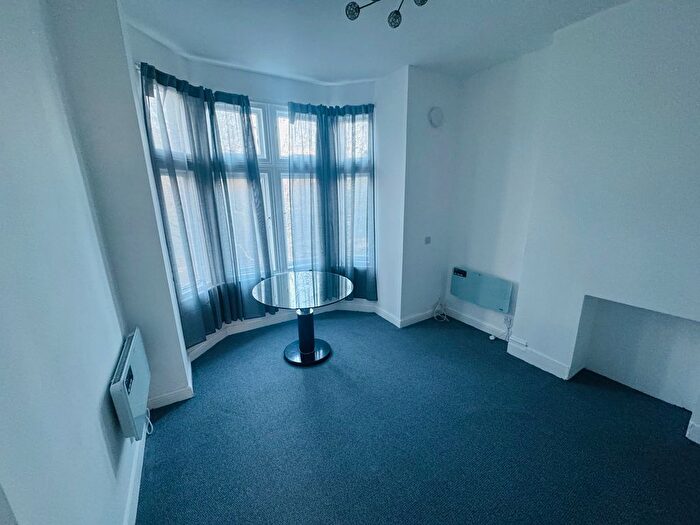 2 Bedroom Flat To Rent In Fentiman Road, London, SW8