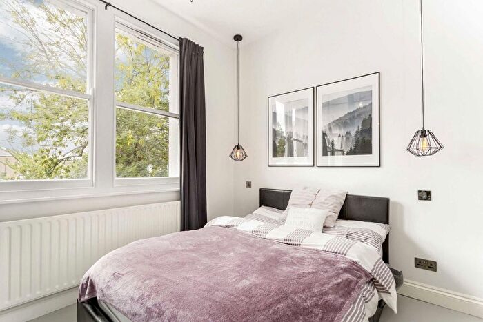 1 Bedroom Flat For Sale In Leamington Park, London, W3